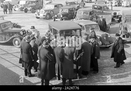 Mit dem Neuen Auto zum Kraftverkehrsamt, Deutschland 1930er Jahre. Con la nuova vettura al registro, Germania 1930s. Foto Stock