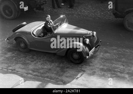 Mit dem Neuen Auto zum Kraftverkehrsamt, Deutschland 1930er Jahre. Con la nuova vettura al registro, Germania 1930s. Foto Stock