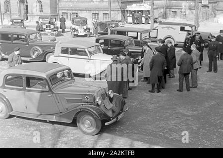 Mit dem Neuen Auto zum Kraftverkehrsamt, Deutschland 1930er Jahre. Con la nuova vettura al registro, Germania 1930s. Foto Stock