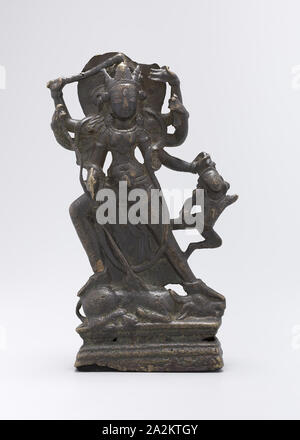 Dea Durga che uccide il demone di Buffalo, IX secolo, India, Kashmir, Kashmir, Bronzo intarsiato con argento, 20,6 x 12,2 x 4,5 cm (8 1/8 x 4 13/16 x 1 3/4 Foto Stock