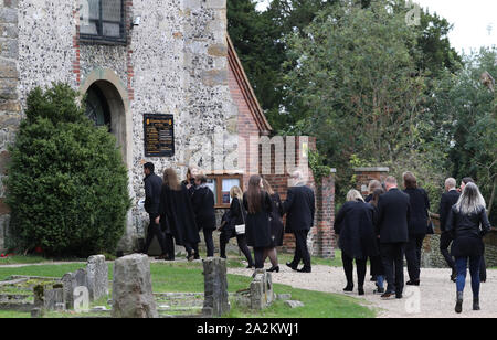 Persone in lutto andare in St Lawrence la Chiesa in Occidente Wycombe, Buckinghamshire, per il funerale di Libby scudiero a. Foto Stock