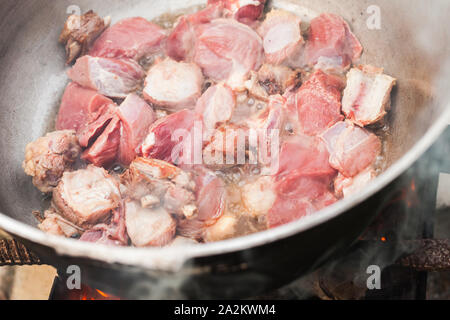 Pezzi di carni bovine su ossa stufare in un calderone. Preparazione della zuppa Chorba, pasto tradizionale per molte cucine nazionali in Europa, Africa e Asia Foto Stock