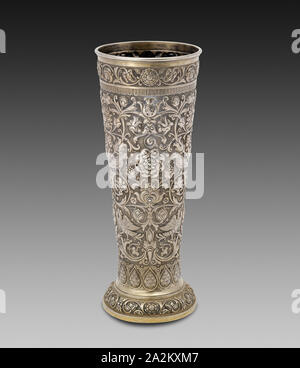 Vaso, 1899/1900, Ovchinnikov ferma, Mosca, 1853-1917, San Pietroburgo, 1873-1917, Mosca, Russia, argento dorato, 29,2 x 12,1 cm (11 1/2 x 4 3/4 in Foto Stock