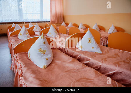 I letti e le culle per bambini in vivacemente colorato dormitorio di un vivaio.un sacco di lettini. Foto Stock