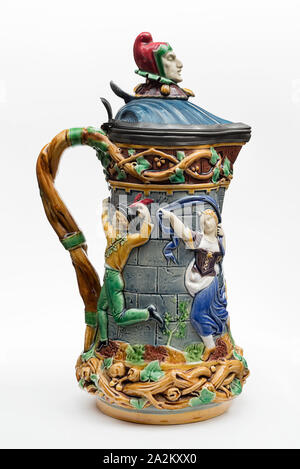 Tower-Jug 1872, Minton ceramica e la fabbrica di porcellana, Stoke-on-Trent, Inghilterra, fondata 1793, Inghilterra, Stagno terracotta invetriata con supporti in peltro, 27 × 13,7 × 17,5 cm (10 5/8 × 5 3/8 x 6 7/8 in Foto Stock