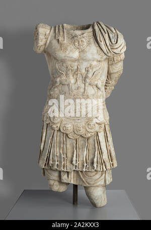 Frammento di una statua ritratto di un uomo, forse un imperatore romano, fine 1st/inizi II secolo D.C., romana, marmo, 119,3 × 58,4 × 27,9 cm (47 × 23 × 11. Foto Stock