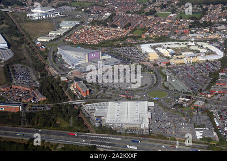 Vista aerea di svincolo 32 Outlet Shopping, Xscape Yorkshire, Glasshoughton, Castleford, West Yorkshire, Regno Unito Foto Stock