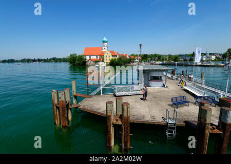 Molo di spedizione e chiesa di San Giorgio (sul dorso) a Wasserburg am Bodensee, Lago di Costanza, Lindau District, Baviera, Germania Foto Stock