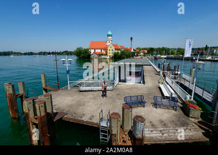 Molo di spedizione e chiesa di San Giorgio (sul dorso) a Wasserburg am Bodensee, Lago di Costanza, Lindau District, Baviera, Germania Foto Stock