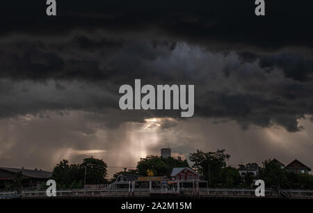 Bangkok, Tailandia - 21 lug 2019 : Il ristorante sul Fiume Chao Phraya in serata con la luce che passa attraverso il cielo risplende di beautifull giù Foto Stock