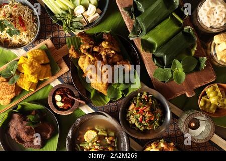 Nasi Timbel Rijsttafel. Sundanese tradizionale festa di riso avvolto in foglie di banana; servita con diversi contorni. Foto Stock