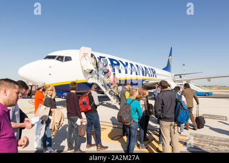 Aeroporto di Trieste, Italia - 20 Aprile 2018: persone imbarco aereo Ryanair in Friuli Venezia Giulia aeroporto di Trieste, Italia su Aprile 20th, 2018. Ryanair Foto Stock