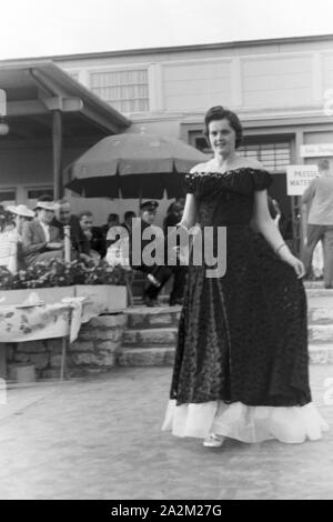 Ein Besuch der Wiener Modenschau; Deutsches Reich 1930er Jahre. Visitando il fashion show di Vienna; Germania 1930s. Foto Stock