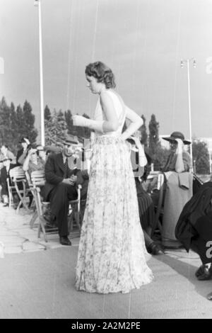 Ein Besuch der Wiener Modenschau; Deutsches Reich 1930er Jahre. Visitando il fashion show di Vienna; Germania 1930s. Foto Stock