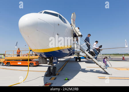 Aeroporto di Trieste, Italia - 20 Aprile 2018: persone imbarco aereo Ryanair in Friuli Venezia Giulia aeroporto di Trieste, Italia su Aprile 20th, 2018. Ryanair Foto Stock