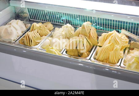 Gelato gelato italiano crema mista e la frutta in scatola elettrica in congelatore Foto Stock