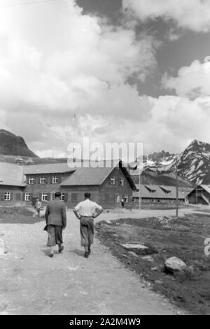 Ein Dorf entsteht am Piz Buin, Deutsches Reich 1930er Jahre. Un villaggio , Germania 1930s. Foto Stock