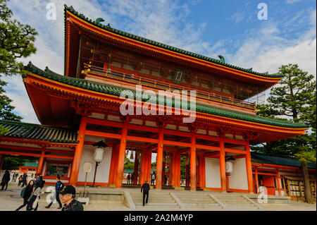 Area di ingresso di Heian jingu-sacrario scintoista con la sua iconica tradizionale architettura di Vermiglio, Kyoto in Giappone Foto Stock