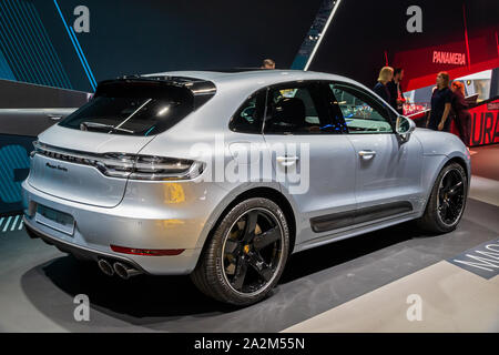 Francoforte, Germania - Sep 10, 2019: Porsche Macan Turbo car presentato al salone di Francoforte IAA Motor Show 2019. Foto Stock