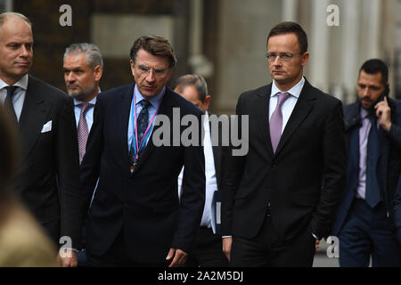 Il ministro ungherese degli Affari Esteri e del commercio, Peter Szijjarto (a destra), in Westminster, Londra. Foto Stock