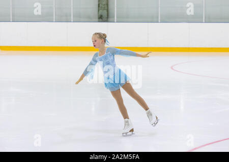 Ragazza giovane la figura pattinare su un arena Foto Stock