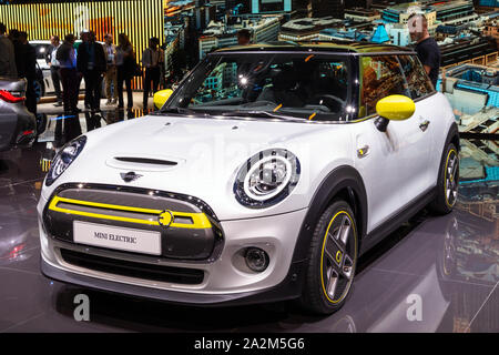 Francoforte, Germania - Sep 10, 2019: Mini Cooper SE EV auto elettriche al suo debutto al salone di Francoforte IAA Motor Show 2019. Foto Stock