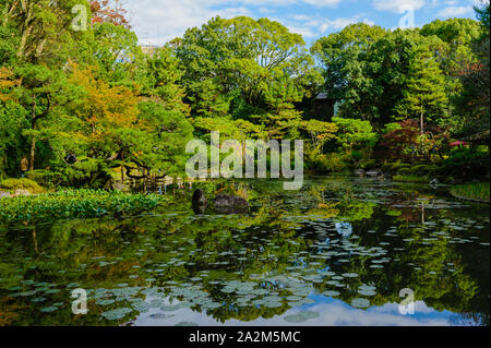 Heian jingu-giardino con la sua impressionante rifilato piante e oriental tradizionale architettura giapponese a Kyoto, Giappone Foto Stock