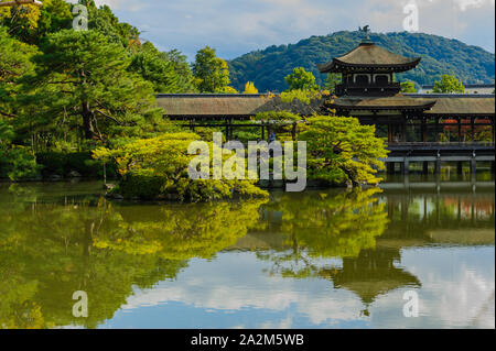 Heian jingu-giardino con la sua impressionante rifilato piante e oriental tradizionale architettura giapponese a Kyoto, Giappone Foto Stock