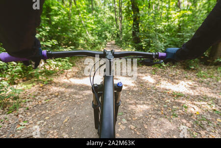 In prossimità della maniglia di bicicletta su sfondo di foresta Foto Stock