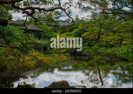 Heian jingu-giardino con la sua impressionante rifilato piante e oriental tradizionale architettura giapponese a Kyoto, Giappone Foto Stock