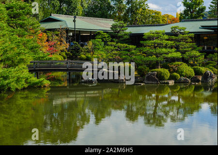 Heian jingu-giardino con la sua impressionante rifilato piante e oriental tradizionale architettura giapponese a Kyoto, Giappone Foto Stock