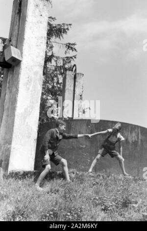 Ein mit Gas Haushalt befeuerter, Deutsches Reich 1930er Jahre. A gas per uso domestico illuminato, Germania 1930s. Foto Stock