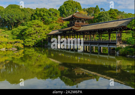 Heian jingu-giardino con la sua impressionante rifilato piante e oriental tradizionale architettura giapponese a Kyoto, Giappone Foto Stock