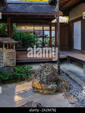 Sera impressioni di Ginkaku-ji Tempio (d'argento pavillion) con il suo meraviglioso giardino nella bella shining colori autunnali, Kyoto in Giappone Foto Stock