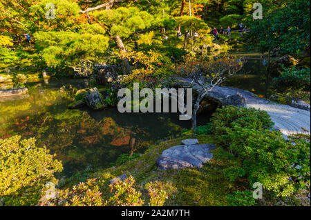 Sera impressioni di Ginkaku-ji Tempio (d'argento pavillion) con il suo meraviglioso giardino nella bella shining colori autunnali, Kyoto in Giappone Foto Stock