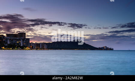 Una vista della testa di diamante, la spiaggia di Waikiki, Honolulu, Hawaii, al sorgere del sole Foto Stock