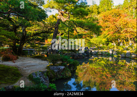 Sera impressioni di Ginkaku-ji Tempio (d'argento pavillion) con il suo meraviglioso giardino nella bella shining colori autunnali, Kyoto in Giappone Foto Stock