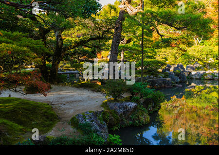 Sera impressioni di Ginkaku-ji Tempio (d'argento pavillion) con il suo meraviglioso giardino nella bella shining colori autunnali, Kyoto in Giappone Foto Stock