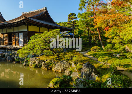 Sera impressioni di Ginkaku-ji Tempio (d'argento pavillion) con il suo meraviglioso giardino nella bella shining colori autunnali, Kyoto in Giappone Foto Stock