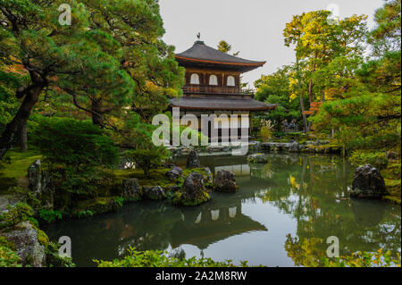 Sera impressioni di Ginkaku-ji Tempio (d'argento pavillion) con il suo meraviglioso giardino nella bella shining colori autunnali, Kyoto in Giappone Foto Stock