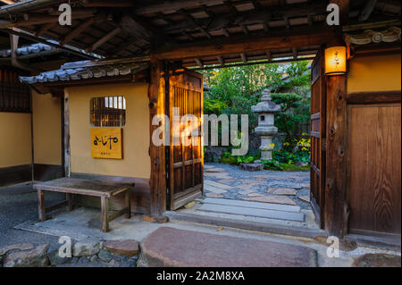 Splendida oriental entrata di una casa tradizionale giapponese nella calda luce della sera, Kyoto in Giappone Foto Stock