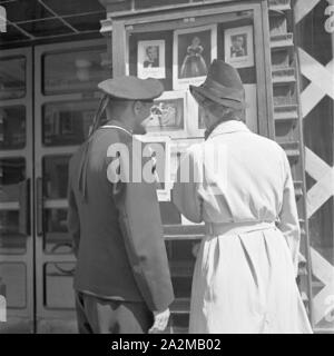 Original-Bildunterschrift: Freizeit des Matrosen: Matrose geht mit seinem Mädchen aus, Deutschland 1940er Jahre. Sailor's tempo libero: deve uscire con la sua ragazza, Germania 1940s. Foto Stock