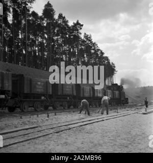 Original-Bildunterschrift: Reichsautobahnzubringer Berlino - Fertigstellung des Zubringers während des Krieges. Arbeitsstelle an der Kreuzung Wannsee und Potsdamer Chaussee. Motore feeder a Reichsautobahn highway - area di costruzione in attraversamento di Wannsee e Potsdamer Chaussee, Germania 1940. Foto Stock