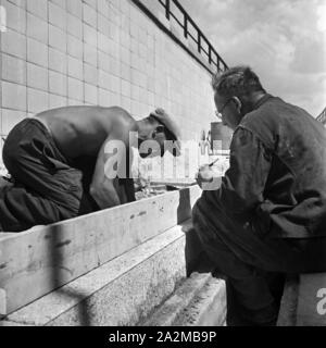 Original-Bildunterschrift: Reichsautobahnzubringer Berlino - Fertigstellung des Zubringers während des Krieges. Arbeiter in einer Straßenunterführungsarbeitsstelle an der Kreuzung Wannsee. Motore feeder a Reichsautobahn highway - area di costruzione in attraversamento di Wannsee e Potsdamer Chaussee, Germania 1940. Foto Stock