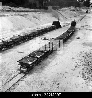 Original-Bildunterschrift: Reichsautobahnzubringer Berlino - Lorenzüge bei der Fertigstellung des Zubringers im kriegsjahr 1940. Motore feeder a Reichsautobahn autostrada - caricato treni in continuo di costruzione dell'autostrada alimentatore, Germania 1940. Foto Stock