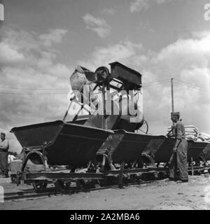 Original-Bildunterschrift: Reichsautobahnzubringer Berlino - Weiterbau des Zubringers auch während des Krieges, Deutschland 1940. Motore feeder a Reichsautobahn highway - continua la costruzione dell'autostrada alimentatore sebbene la guerra Germania 1940. Foto Stock