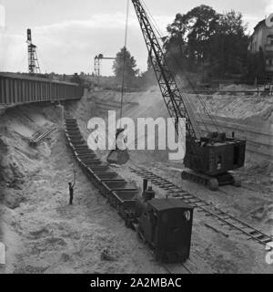 Original-Bildunterschrift: Reichsautobahnzubringer Berlino - Lorenzug bei der Fertigstellung des Zubringers im kriegsjahr 1940. Motore feeder a Reichsautobahn autostrada - caricato il treno alla costruzione continua dell'autostrada alimentatore, Germania 1940. Foto Stock