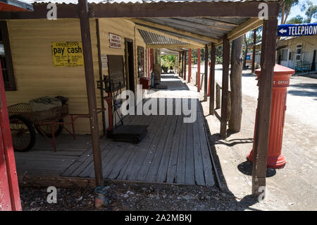 Vecchia città Tailem Pioneer Village, la più grande d Australia pioneer museo del villaggio. Il boardwalk sotto la veranda in via principale dello shopping a open Foto Stock