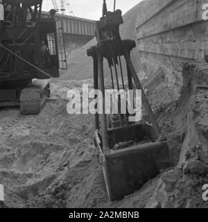 Original-Bildunterschrift: Reichsautobahnzubringer Berlino - Weiterbau der Strecke auch während des Krieges, Baustelle an der Reichsbahnunterführung Nikolassee, Deutschland 1940. Motore feeder a Reichsautobahn highway - continua la costruzione dell'autostrada alimentatore sebbene la guerra a Nikolassee, Germania 1940. Foto Stock