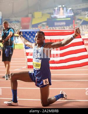 Doha, Katar. 02oct, 2019. giubilo vincitore concedere Holloway (USA/1° posto), con il flag. Finale di 110m Huerden gli uomini, su 02.10.2019 mondiali di atletica 2019 a Doha/Qatar, dal 27.09. - 10.10.2019. | Utilizzo di credito in tutto il mondo: dpa/Alamy Live News Foto Stock